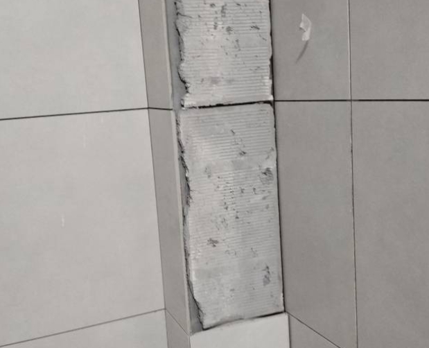 江阴瓷砖空鼓维修公司分享下瓷砖施工前基层浇水润湿程度不足，可能导致以下问题