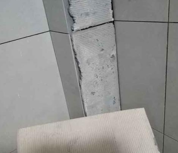 江阴瓷砖空鼓维修公司分享下厨房瓷砖脱落的补救措施。